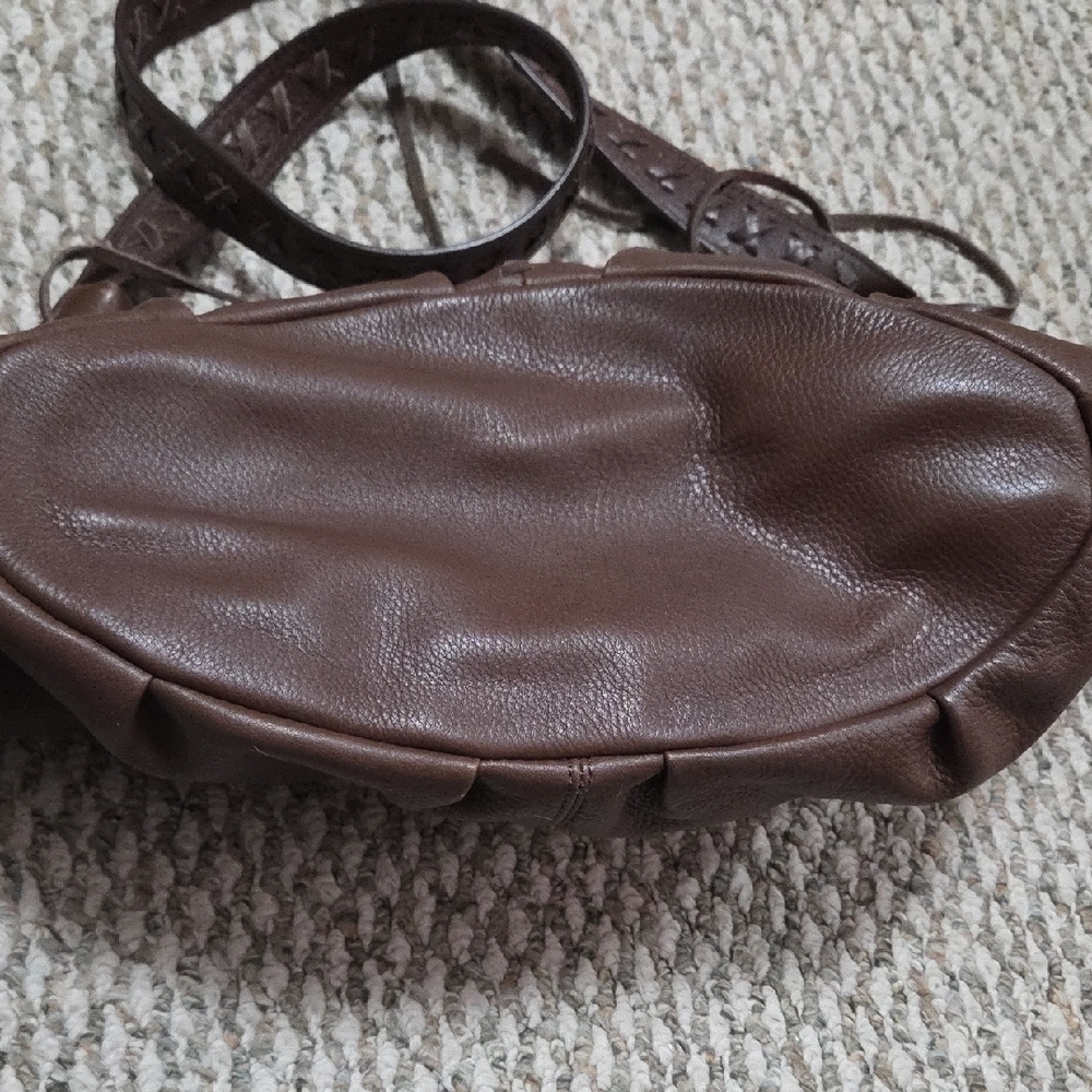 Elegant Brown Leather Shoulder Bag - Picture 2 of 8